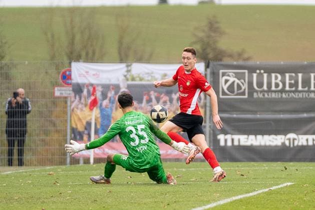 Tor zum 3:1 durch Loris Maier (SG Sonnenhof Großaspach, 27), mit im Bild Leon Neaime (SV Stuttgarter Kickers, 35) , SG Sonnenhof Großaspach vs. SV Stuttgarter Kickers, Fussball, Regionalliga Südwest, 17. Spieltag, Saison 2025 2026, 15.11.2025 SG Sonnenhof Großaspach vs. SV Stuttgarter Kickers, Fussball, Regionalliga Südwest, 17. Spieltag, Saison 2025 2026, 15.11.2025 Aspach Copyright: xEibner-Pressefoto PhilipxZieglerx EP_PZR