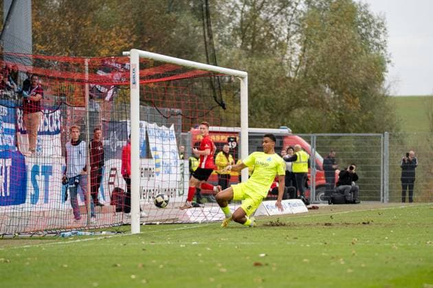 Tor zum 3:1 durch Loris Maier (SG Sonnenhof Großaspach, 27), mit im Bild Jacob Danquah (SV Stuttgarter Kickers, 05), SG Sonnenhof Großaspach vs. SV Stuttgarter Kickers, Fussball, Regionalliga Südwest, 17. Spieltag, Saison 2025 2026, 15.11.2025 SG Sonnenhof Großaspach vs. SV Stuttgarter Kickers, Fussball, Regionalliga Südwest, 17. Spieltag, Saison 2025 2026, 15.11.2025 Aspach Copyright: xEibner-Pressefoto PhilipxZieglerx EP_PZR