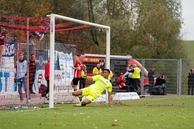 Tor zum 3:1 durch Loris Maier (SG Sonnenhof Großaspach, 27), mit im Bild Jacob Danquah (SV Stuttgarter Kickers, 05), SG Sonnenhof Großaspach vs. SV Stuttgarter Kickers, Fussball, Regionalliga Südwest, 17. Spieltag, Saison 2025 2026, 15.11.2025 SG Sonnenhof Großaspach vs. SV Stuttgarter Kickers, Fussball, Regionalliga Südwest, 17. Spieltag, Saison 2025 2026, 15.11.2025 Aspach Copyright: xEibner-Pressefoto PhilipxZieglerx EP_PZR