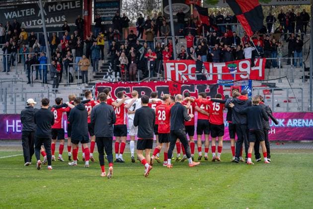 SG Sonnenhof Großaspach jubelt mit den Fans, SG Sonnenhof Großaspach vs. SV Stuttgarter Kickers, Fussball, Regionalliga Südwest, 17. Spieltag, Saison 2025 2026, 15.11.2025 SG Sonnenhof Großaspach vs. SV Stuttgarter Kickers, Fussball, Regionalliga Südwest, 17. Spieltag, Saison 2025 2026, 15.11.2025 Aspach Copyright: xEibner-Pressefoto PhilipxZieglerx EP_PZR