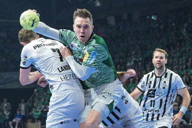 15.11.2025, xlakx, Handball Daikin HBL, Fuechse Berlin - THW Kiel v.l. Magnus Landin Jacobsen (THW Kiel), Lasse Andersson (Fuechse Berlin) Zweikampf, Duell, Kampf, tackle Berlin