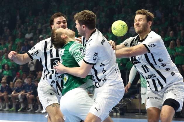 DEU, DHB, 1.HBL, Fuechse Berlin vs. THW Kiel, 15.11.2025, Max-Schmeling-Halle, Berlin, DEU, DHB, 1.HBL, Fuechse Berlin vs. THW Kiel, im Bild Mathias Gidsel (Fuechse Berlin 19), Magnus Landin Jacobsen (THW Kiel 7), VERON NACINOVIC (THW Kiel 93), Petter Overby (THW Kiel 11)
