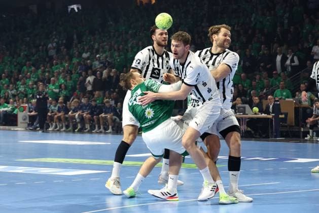 DEU, DHB, 1.HBL, Fuechse Berlin vs. THW Kiel, 15.11.2025, Max-Schmeling-Halle, Berlin, DEU, DHB, 1.HBL, Fuechse Berlin vs. THW Kiel, im Bild Mathias Gidsel (Fuechse Berlin 19), Magnus Landin Jacobsen (THW Kiel 7), VERON NACINOVIC (THW Kiel 93), Petter Overby (THW Kiel 11)