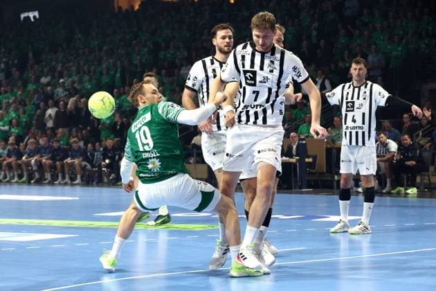 DEU, DHB, 1.HBL, Fuechse Berlin vs. THW Kiel, 15.11.2025, Max-Schmeling-Halle, Berlin, DEU, DHB, 1.HBL, Fuechse Berlin vs. THW Kiel, im Bild Mathias Gidsel (Fuechse Berlin 19), Magnus Landin Jacobsen (THW Kiel 7), VERON NACINOVIC (THW Kiel 93), Petter Overby (THW Kiel 11)