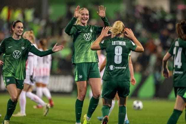 DEU, Wolfsburg, VfL Wolfsburg vs SC Freiburg, DFB-Pokal, DFB, Saison 2526, AOK-Stadion, Achtelfinale im Bild: Lineth Beerensteyn (VfL Wolfsburg 9) erzielt das Tor zum 1:0, Jubel und Freude bei Camilla Küver (VfL Wolfsburg 16) DFB DFL REGULATIONS PROHIBIT ANY USE OF PHOTOGRAPHS AS IMAGE SEQUENCES AND OR QUASI-VIDEO, 15.11.2025 Copyright: HMBxMedia HendrikxHamelau