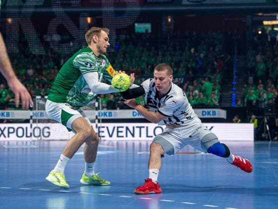 Handball, Herren, Saison 2025 2026, DAIKIN Handball-Bundesliga (12. Spieltag), Füchse Berlin - THW Kiel, v.l. Mathias Gidsel (Füchse Berlin), Elias Ellefsen a Skipagötu (Kiel), 15.11.2025, Copyright: xSebastianxRäppold MatthiasxKochx