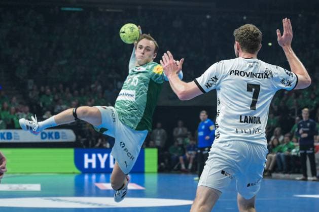15.11.2025, xlakx, Handball Daikin HBL, Fuechse Berlin - THW Kiel v.l. Tobias Grondahl (Fuechse Berlin), Magnus Landin Jacobsen (THW Kiel) Zweikampf, Duell, Kampf, tackle Berlin