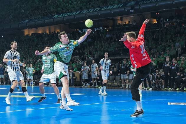 15.11.2025, xlakx, Handball Daikin HBL, Fuechse Berlin - THW Kiel v.l. Hakun West Av Teigum (Fuechse Berlin), Andreas Wolf (THW Kiel) Zweikampf, Duell, Kampf, tackle Berlin