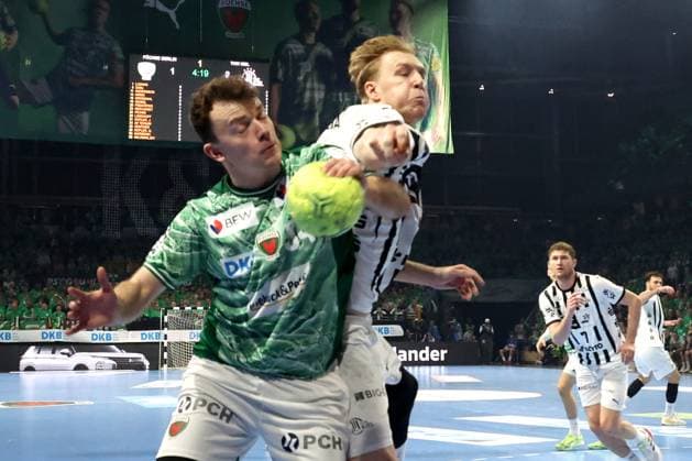 DEU, DHB, 1.HBL, Fuechse Berlin vs. THW Kiel, 15.11.2025, Max-Schmeling-Halle, Berlin, DEU, DHB, 1.HBL, Fuechse Berlin vs. THW Kiel, im Bild Hakun West av Teigum (Fuechse Berlin 34), Eric Johansson (THW Kiel 21)