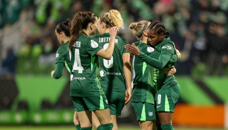 DEU, Wolfsburg, VfL Wolfsburg vs SC Freiburg, DFB-Pokal, DFB, Saison 2526, AOK-Stadion, Achtelfinale im Bild: Lineth Beerensteyn (VfL Wolfsburg 9) erzielt das Tor zum 1:0, Jubel und Freude DFB DFL REGULATIONS PROHIBIT ANY USE OF PHOTOGRAPHS AS IMAGE SEQUENCES AND OR QUASI-VIDEO, 15.11.2025 Copyright: HMBxMedia HendrikxHamelau