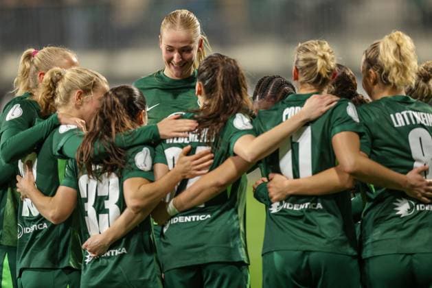 DEU, Wolfsburg, VfL Wolfsburg vs SC Freiburg, DFB-Pokal, DFB, Saison 2526, AOK-Stadion, Achtelfinale im Bild: Svenja Huth (VfL Wolfsburg 10) erzielt das Tor zum 2:0, Freude bei Camilla Küver (VfL Wolfsburg 16) DFB DFL REGULATIONS PROHIBIT ANY USE OF PHOTOGRAPHS AS IMAGE SEQUENCES AND OR QUASI-VIDEO, 15.11.2025 Copyright: HMBxMedia HendrikxHamelau