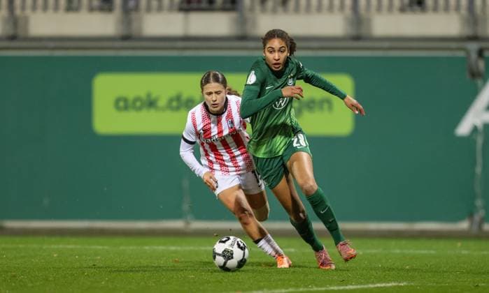 DEU, Wolfsburg, VfL Wolfsburg vs SC Freiburg, DFB-Pokal, DFB, Saison 2526, AOK-Stadion, Achtelfinale im Bild v.l.n.r: Nia Szenk (SC Freiburg 19), Cora Zicai (VfL Wolfsburg 28) DFB DFL REGULATIONS PROHIBIT ANY USE OF PHOTOGRAPHS AS IMAGE SEQUENCES AND OR QUASI-VIDEO, 15.11.2025 Copyright: HMBxMedia HendrikxHamelau
