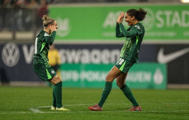 DEU, Wolfsburg, VfL Wolfsburg vs SC Freiburg, DFB-Pokal, DFB, Saison 2526, AOK-Stadion, Achtelfinale im Bild: Cora Zicai (VfL Wolfsburg 28) erzielt das Tor zum 3:0, Jubel und Freude DFB DFL REGULATIONS PROHIBIT ANY USE OF PHOTOGRAPHS AS IMAGE SEQUENCES AND OR QUASI-VIDEO, 15.11.2025 Copyright: HMBxMedia HendrikxHamelau
