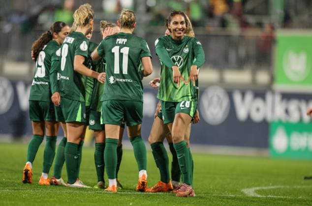 DEU, Wolfsburg, VfL Wolfsburg vs SC Freiburg, DFB-Pokal, DFB, Saison 2526, AOK-Stadion, Achtelfinale im Bild: Cora Zicai (VfL Wolfsburg 28) erzielt das Tor zum 3:0, Jubel und Freude DFB DFL REGULATIONS PROHIBIT ANY USE OF PHOTOGRAPHS AS IMAGE SEQUENCES AND OR QUASI-VIDEO, 15.11.2025 Copyright: HMBxMedia HendrikxHamelau