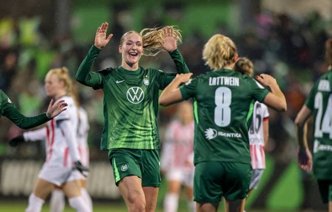 DEU, Wolfsburg, VfL Wolfsburg vs SC Freiburg, DFB-Pokal, DFB, Saison 2526, AOK-Stadion, Achtelfinale im Bild: Lineth Beerensteyn (VfL Wolfsburg 9) erzielt das Tor zum 1:0, Jubel und Freude mit Camilla Küver (VfL Wolfsburg 16) DFB DFL REGULATIONS PROHIBIT ANY USE OF PHOTOGRAPHS AS IMAGE SEQUENCES AND OR QUASI-VIDEO, 15.11.2025 Copyright: HMBxMedia HendrikxHamelau