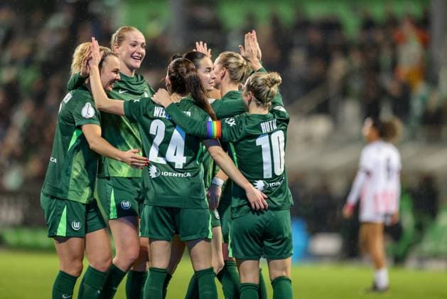 DEU, Wolfsburg, VfL Wolfsburg vs SC Freiburg, DFB-Pokal, DFB, Saison 2526, AOK-Stadion, Achtelfinale im Bild: Lineth Beerensteyn (VfL Wolfsburg 9) erzielt das Tor zum 1:0, Jubel und Freude bei Camilla Küver (VfL Wolfsburg 16), Lena Lattwein (VfL Wolfsburg 8) DFB DFL REGULATIONS PROHIBIT ANY USE OF PHOTOGRAPHS AS IMAGE SEQUENCES AND OR QUASI-VIDEO, 15.11.2025 Copyright: HMBxMedia HendrikxHamelau