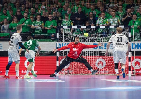 Handball, Herren, Saison 2025 2026, DAIKIN Handball-Bundesliga (12. Spieltag), Füchse Berlin - THW Kiel, v.l. Tim Freihöfer (Füchse Berlin) wirft ein Tor gegen Torhüter Andreas Wolff (Kiel), 15.11.2025, Copyright: xSebastianxRäppold MatthiasxKochx