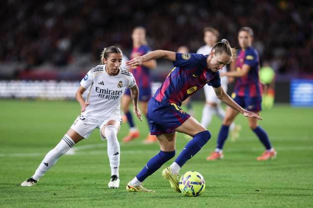 November 15, 2025, Barcelona, Barcelona, Spain: Caroline Graham Hansen of FC Barcelona, Barca in action during the Spanish Women league, Liga F, football match played between FC Barcelona and Real Madrid CF at Estadi Olimpic Lluis Companys on November 15, 2025 in Barcelona, Spain. Barcelona Spain - ZUMAa181 20251115_zaa_a181_072 Copyright: xJavierxBorregox