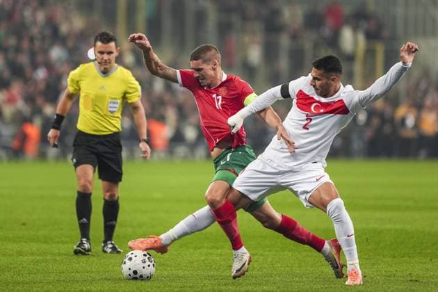 Turkiye v Bulgaria - 2026 FIFA World Cup, WM, Weltmeisterschaft, Fussball UEFA Qualifiers BURSA, TURKIYE - NOVEMBER 15: Zeki Celik (R) of Turkiye in action against Kiril Despodov (L) of Bulgaria during the 2026 FIFA World Cup UEFA Qualifiers Group E football match between Turkiye and Bulgaria at Ataturk Sports Complex Matli Stadium in Bursa, Turkiye, on November 15, 2025. Arife Karakum Anadolu Bursa Turkey. Editorial use only. Please get in touch for any other usage.  Copyright: x2025xAnadoluxArifexKarakumx