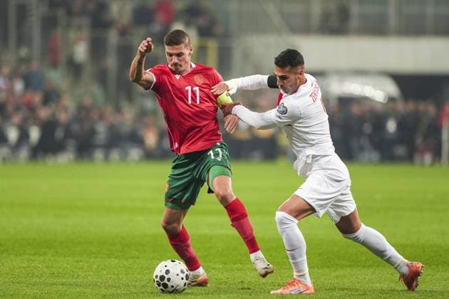 Turkiye v Bulgaria - 2026 FIFA World Cup, WM, Weltmeisterschaft, Fussball UEFA Qualifiers BURSA, TURKIYE - NOVEMBER 15: Zeki Celik (R) of Turkiye in action against Kiril Despodov (L) of Bulgaria during the 2026 FIFA World Cup UEFA Qualifiers Group E football match between Turkiye and Bulgaria at Ataturk Sports Complex Matli Stadium in Bursa, Turkiye, on November 15, 2025. Arife Karakum Anadolu Bursa Turkey. Editorial use only. Please get in touch for any other usage.  Copyright: x2025xAnadoluxArifexKarakumx