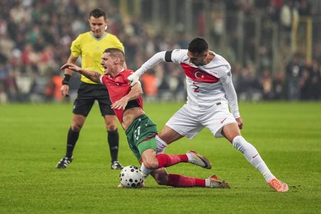 Turkiye v Bulgaria - 2026 FIFA World Cup, WM, Weltmeisterschaft, Fussball UEFA Qualifiers BURSA, TURKIYE - NOVEMBER 15: Zeki Celik (R) of Turkiye in action against Kiril Despodov (L) of Bulgaria during the 2026 FIFA World Cup UEFA Qualifiers Group E football match between Turkiye and Bulgaria at Ataturk Sports Complex Matli Stadium in Bursa, Turkiye, on November 15, 2025. Arife Karakum Anadolu Bursa Turkey. Editorial use only. Please get in touch for any other usage.  Copyright: x2025xAnadoluxArifexKarakumx