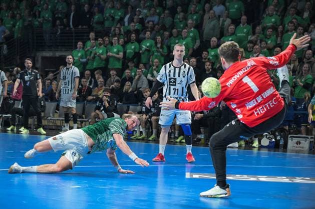 15.11.2025, xlakx, Handball Daikin HBL, Fuechse Berlin - THW Kiel v.l. Max Darj (Fuechse Berlin), Elias Ellefsen a Skipagoetu (THW Kiel), Gonzalo Perez de Vargas (THW Kiel) wirft Tor, Torschuetze, erzielt Tor, Treffer, scores the goal Berlin