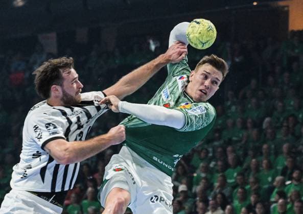 15.11.2025, xlakx, Handball Daikin HBL, Fuechse Berlin - THW Kiel v.l. Veron Nacinovic (THW Kiel), Lasse Andersson (Fuechse Berlin) Zweikampf, Duell, Kampf, tackle Berlin