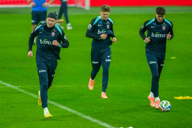 Training with the Norwegian men s national football team Milan , Italy 20251115 From left Erling Braut Haaland David Moller Wolfe and Jorgen Strand Larsen during a training session with the Norwegian men s national football team at San Siro before the World Cup qualifier against Italy Photo Fredrik Varfjell NTB Milano Italy EDITORIAL USE ONLY RESTRICTED USE FOR BETTING COMPANIES  Copyright: xFredrikxVarfjellx xNTBx