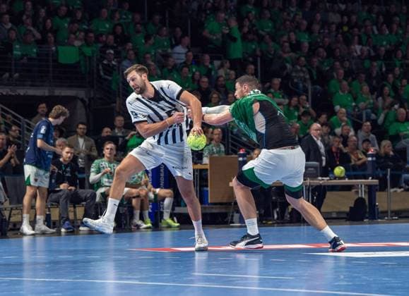 Handball, Herren, Saison 2025 2026, DAIKIN Handball-Bundesliga (12. Spieltag), Füchse Berlin - THW Kiel, v.l. Harald Reinkind (Kiel), Mijajlo Marsenic (Füchse Berlin), 15.11.2025, Copyright: xSebastianxRäppold MatthiasxKochx