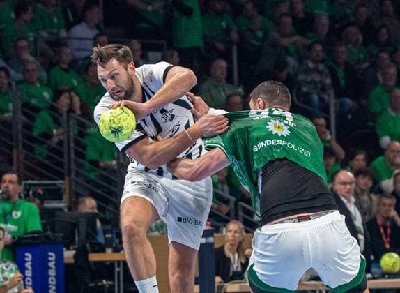 Handball, Herren, Saison 2025 2026, DAIKIN Handball-Bundesliga (12. Spieltag), Füchse Berlin - THW Kiel, v.l. Harald Reinkind (Kiel), Mijajlo Marsenic (Füchse Berlin), 15.11.2025, Copyright: xSebastianxRäppold MatthiasxKochx