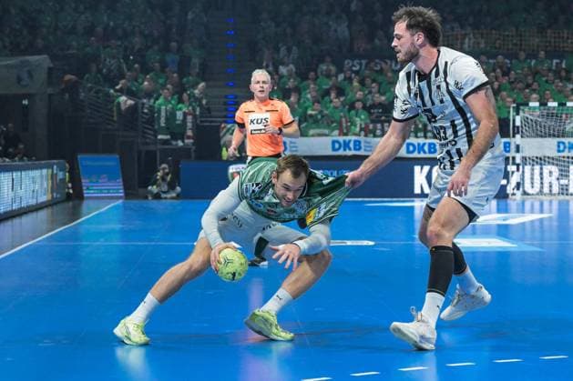 15.11.2025, xlakx, Handball Daikin HBL, Fuechse Berlin - THW Kiel v.l. Mathias Gidsel (Fuechse Berlin), Veron Nacinovic (THW Kiel) Zweikampf, Duell, Kampf, tackle Berlin