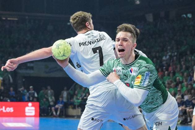 15.11.2025, xlakx, Handball Daikin HBL, Fuechse Berlin - THW Kiel v.l. Magnus Landin Jacobsen (THW Kiel), Lasse Andersson (Fuechse Berlin) Zweikampf, Duell, Kampf, tackle Berlin