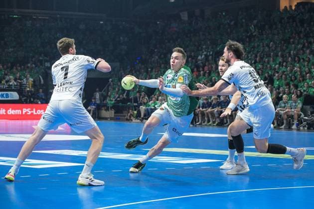 15.11.2025, xlakx, Handball Daikin HBL, Fuechse Berlin - THW Kiel v.l. Magnus Landin Jacobsen (THW Kiel), Lasse Andersson (Fuechse Berlin), Veron Nacinovic (THW Kiel) Zweikampf, Duell, Kampf, tackle Berlin