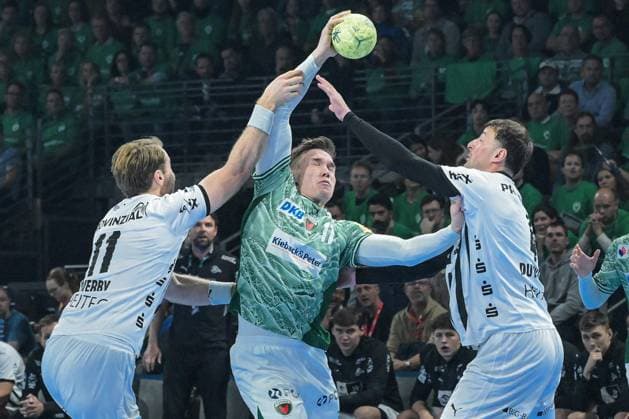 15.11.2025, xlakx, Handball Daikin HBL, Fuechse Berlin - THW Kiel v.l. Petter Overby (THW Kiel), Lasse Andersson (Fuechse Berlin), Domagoj Duvnjak (THW Kiel) Zweikampf, Duell, Kampf, tackle Berlin