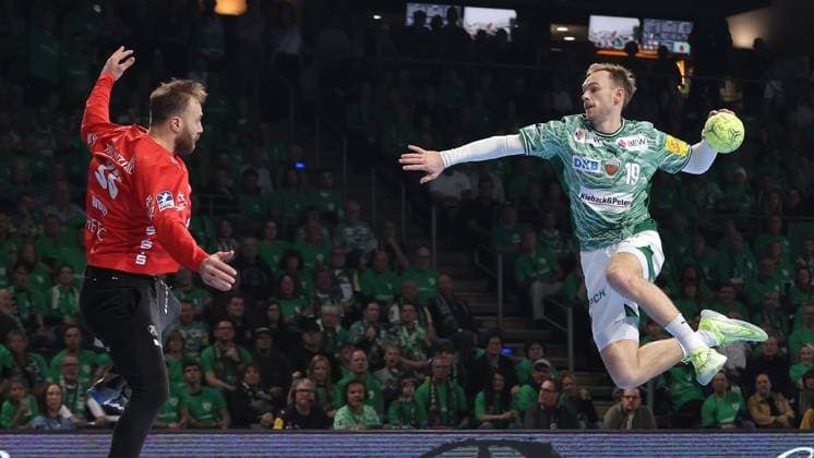Torwart Andreas Wolff, Mathias Gidsel am Ball Zweikampf Spielszene Aktion Handball HBL Bundesliga Herren 12. Spieltag Saison 2025 2026 15.11.2025 Füchse Berlin vs THW Kiel