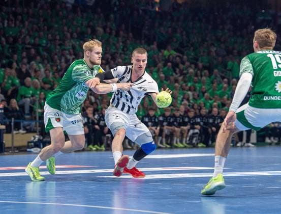 Handball, Herren, Saison 2025 2026, DAIKIN Handball-Bundesliga (12. Spieltag), Füchse Berlin - THW Kiel, v.l. Matthes Langhoff (Füchse Berlin), Elias Ellefsen a Skipagötu (Kiel), Mathias Gidsel (Füchse Berlin), 15.11.2025, Copyright: xSebastianxRäppold MatthiasxKochx