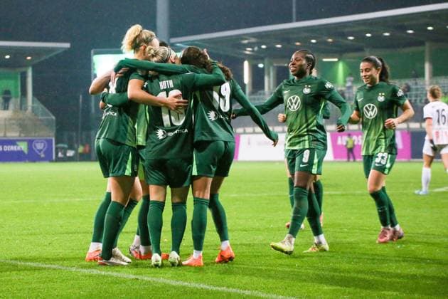 15.11.2025, xgrfx, Fussball DFB Pokal Frauen Achtelfinale , VfL Wolfsburg - SC Freiburg v.l. Tor, Svenja Huth (VfL Wolfsburg) (DFL DFB REGULATIONS PROHIBIT ANY USE OF PHOTOGRAPHS as IMAGE SEQUENCES and or QUASI-VIDEO) AOK Stadion