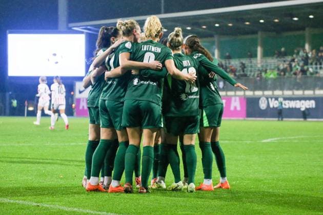 15.11.2025, xgrfx, Fussball DFB Pokal Frauen Achtelfinale , VfL Wolfsburg - SC Freiburg v.l. Tor, Svenja Huth (VfL Wolfsburg) (DFL DFB REGULATIONS PROHIBIT ANY USE OF PHOTOGRAPHS as IMAGE SEQUENCES and or QUASI-VIDEO) AOK Stadion