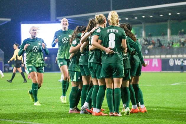 15.11.2025, xgrfx, Fussball DFB Pokal Frauen Achtelfinale , VfL Wolfsburg - SC Freiburg v.l. Tor, Svenja Huth (VfL Wolfsburg) (DFL DFB REGULATIONS PROHIBIT ANY USE OF PHOTOGRAPHS as IMAGE SEQUENCES and or QUASI-VIDEO) AOK Stadion