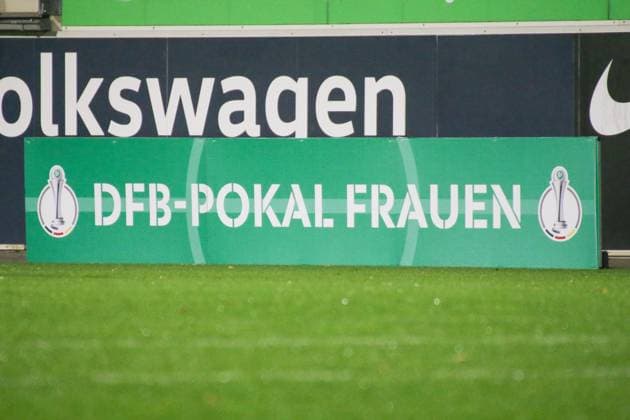 15.11.2025, xgrfx, Fussball DFB Pokal Frauen Achtelfinale , VfL Wolfsburg - SC Freiburg v.l. DFB Pokal Frauen Symbolbild, Symbolfoto. (DFL DFB REGULATIONS PROHIBIT ANY USE OF PHOTOGRAPHS as IMAGE SEQUENCES and or QUASI-VIDEO) AOK Stadion