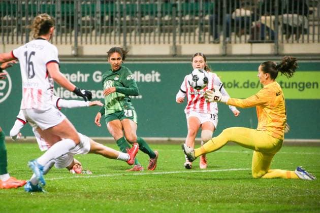 15.11.2025, xgrfx, Fussball DFB Pokal Frauen Achtelfinale , VfL Wolfsburg - SC Freiburg v.l. Tor, Cora Zicai (VfL Wolfsburg) (DFL DFB REGULATIONS PROHIBIT ANY USE OF PHOTOGRAPHS as IMAGE SEQUENCES and or QUASI-VIDEO) AOK Stadion
