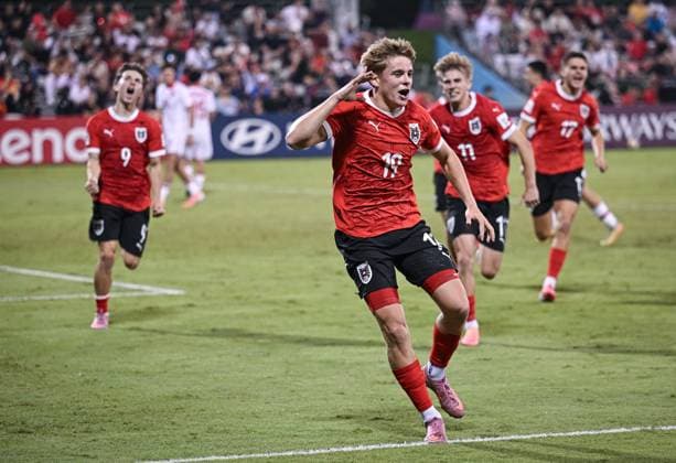 Fussball, Junioren U 17 WM 2025 Doha Katar Sechzehntelfinal 15.11.2025 Spiel 74 Oesterreich - Tunesien JUBEL Oesterreich; Zweifacher Torschuetze Johannes Moser (Mitte)