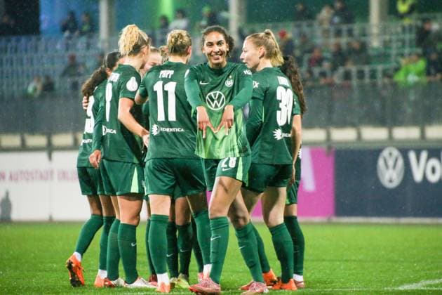 15.11.2025, xgrfx, Fussball DFB Pokal Frauen Achtelfinale , VfL Wolfsburg - SC Freiburg v.l. Tor, Cora Zicai (VfL Wolfsburg) (DFL DFB REGULATIONS PROHIBIT ANY USE OF PHOTOGRAPHS as IMAGE SEQUENCES and or QUASI-VIDEO) AOK Stadion