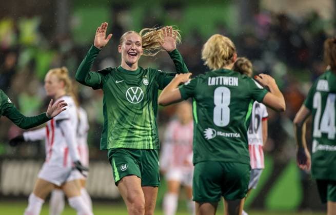 DEU, Wolfsburg, VfL Wolfsburg vs SC Freiburg, DFB-Pokal, DFB, Saison 2526, AOK-Stadion, Achtelfinale im Bild: Wolfsburg gewinnt nach Toren mit 3:1 gegen den SC Freiburg, Jubel und Freude nach dem Spiel, Camilla Küver (VfL Wolfsburg 16) DFB DFL REGULATIONS PROHIBIT ANY USE OF PHOTOGRAPHS AS IMAGE SEQUENCES AND OR QUASI-VIDEO, 15.11.2025 Copyright: HMBxMedia HendrikxHamelau