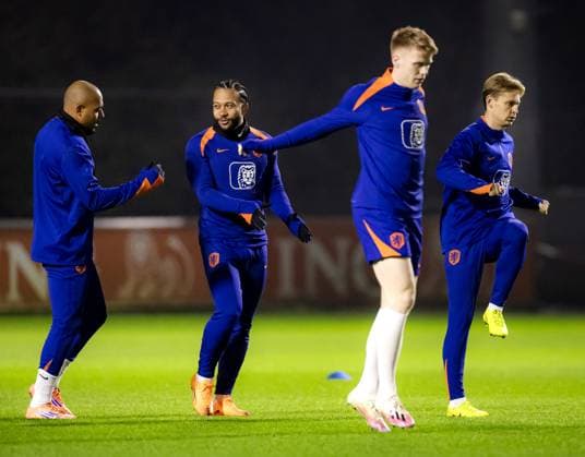 ZEIST - Donyell Malen, Memphis Depay, Jerdy Schouten, and Frenkie de Jong during a Dutch national team, Nationalteam training session for their final World Cup qualifier. The Dutch team will play against Lithuania at the Johan Cruijff Arena. ANP SEM VAN DER WAL xVIxANPxSportx xxANPxIVx 542188068 originalFilename: 542188068.jpg