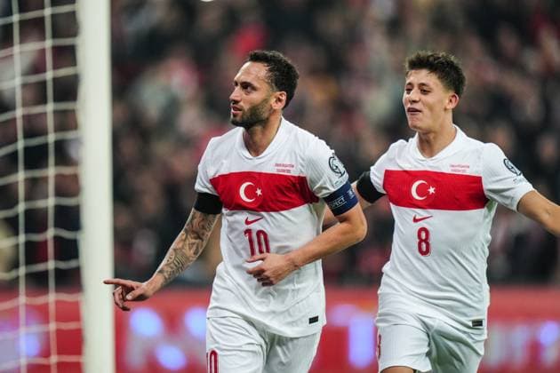 Turkiye v Bulgaria - 2026 FIFA World Cup, WM, Weltmeisterschaft, Fussball UEFA Qualifiers BURSA, TURKIYE - NOVEMBER 15: Turkiye’s Hakan Calhanoglu (10) celebrates with teammate Arda Guler (8) after scoring a goal during the 2026 FIFA World Cup UEFA Qualifiers Group E match between Turkiye and Bulgaria at Ataturk Sports Complex Matli Stadium in Bursa, Turkiye, on November 15, 2025. Hakan Akgun Anadolu Bursa Turkey. Editorial use only. Please get in touch for any other usage.  Copyright: x2025xAnadoluxHakanxAkgunx