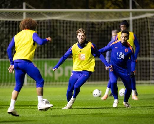 ZEIST - Xavi Simons, Luciano Valente, and Ryan Gravenberch during a Dutch national team, Nationalteam training session for their final World Cup qualifier. The Dutch team will play against Lithuania at the Johan Cruijff ArenA. ANP SEM VAN DER WAL xVIxANPxSportx xxANPxIVx 542188242 originalFilename: 542188242.jpg