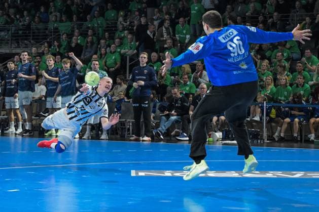 15.11.2025, xlakx, Handball Daikin HBL, Fuechse Berlin - THW Kiel v.l. Elias Ellefsen a Skipagoetu (THW Kiel), Dejan Milosavljev (Fuechse Berlin) Zweikampf, Duell, Kampf, tackle Berlin