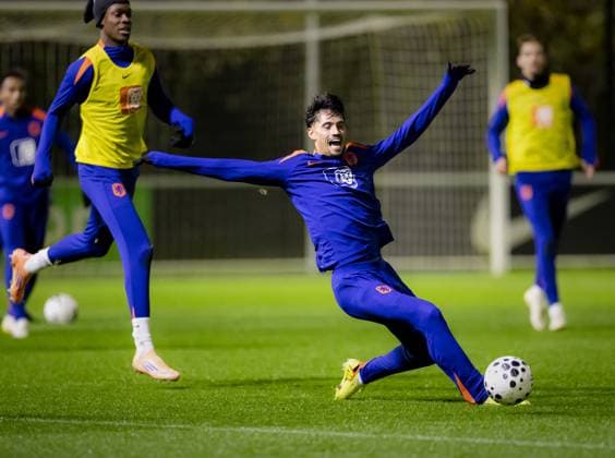 ZEIST - Emanuel Emegha and Tijjani Reijnders during a Dutch national team, Nationalteam training session for their final World Cup qualifier. The Dutch team will play against Lithuania at the Johan Cruijff Arena. ANP SEM VAN DER WAL xVIxANPxSportx xxANPxIVx 542188654 originalFilename: 542188654.jpg