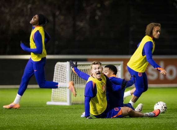 ZEIST - Emanuel Emegha, Matthijs de Ligt, JurriÃ«n Timber, and Xavi Simons during a Dutch national team, Nationalteam training session for their final World Cup qualifier. The Dutch team will play against Lithuania at the Johan Cruijff ArenA. ANP SEM VAN DER WAL xVIxANPxSportx xxANPxIVx 542188716 originalFilename: 542188716.jpg